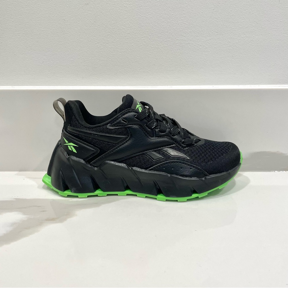 NWOB Reebok Black/Green Sneakers (size 11)